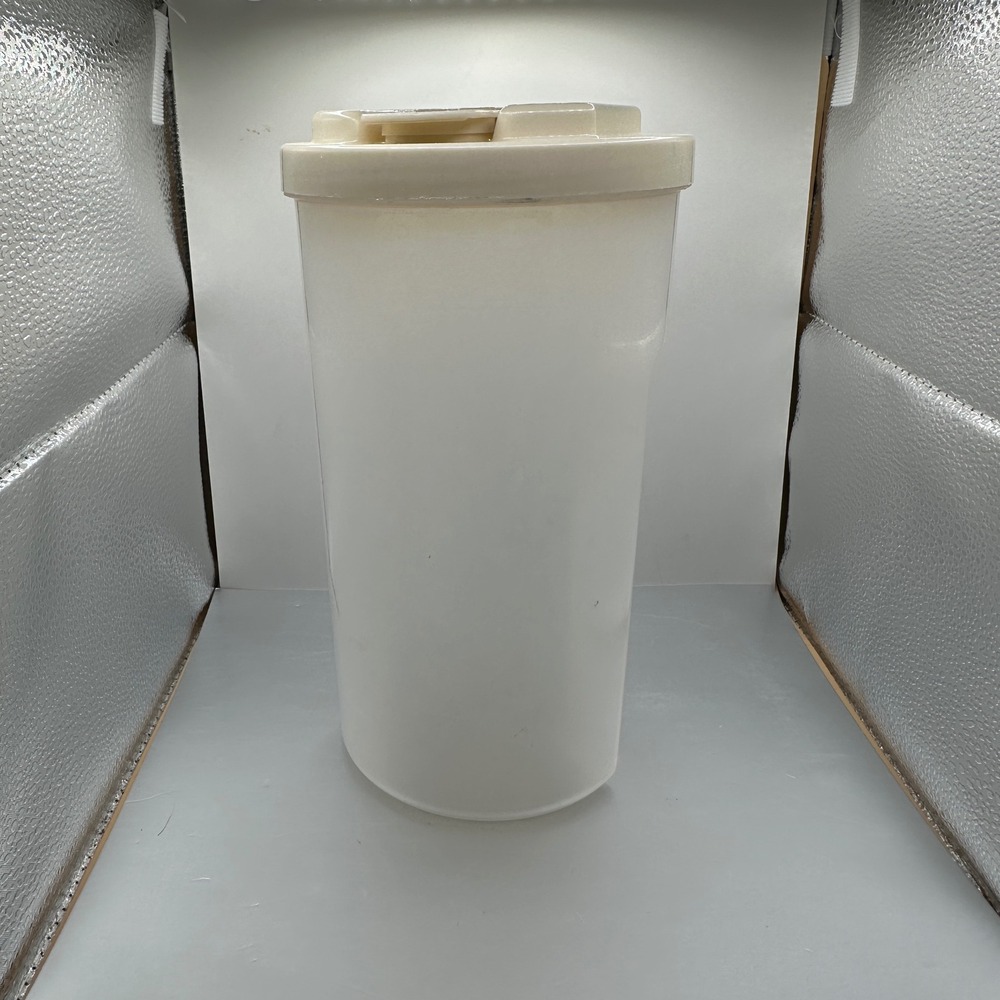Vintage Rubbermaid 2 Qt EZ Grip Servin Saver Juice Drink Bottle Pitcher with Lid